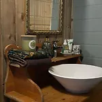 Primitive Basement Room, No Shower, Shared Toilet Séjour chez l'habitant