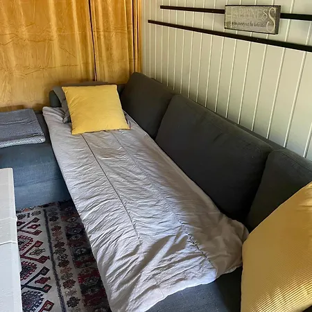 Primitive Basement Room, No Shower, Shared Toilet בית אירוח *