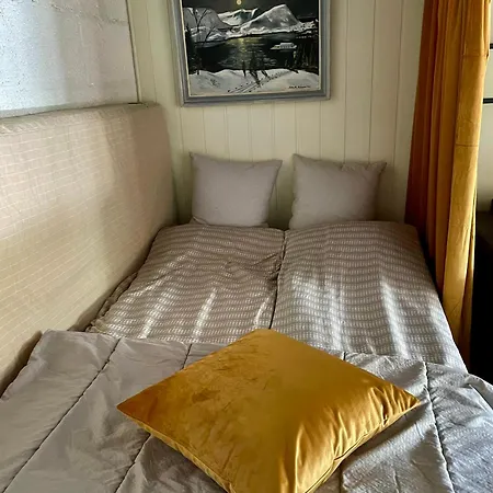 Primitive Basement Room, No Shower, Shared Toilet בית אירוח Eidsvoll