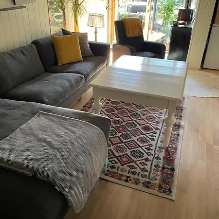 Primitivt Kjellerrom Uten Dusj, Med Delt Toalett