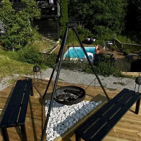 Primitive Basement Room, No Shower, Shared Toilet בית אירוח