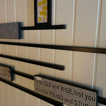 Primitive Basement Room, No Shower, Shared Toilet בית אירוח *