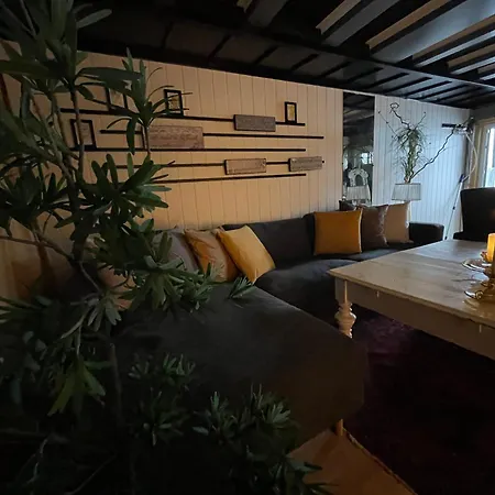 Primitiv Rustic Retreat, No Shower, Shared Toilet ホームステイ