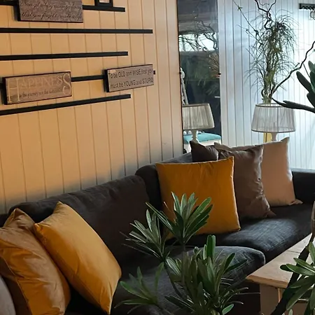 בית אירוח Primitive Basement Room, No Shower, Shared Toilet Eidsvoll