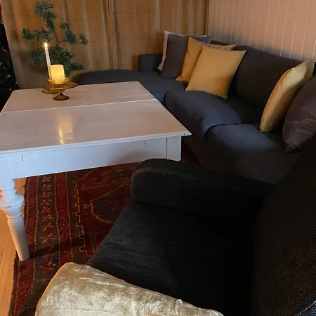 Primitivt Kjellerrom Uten Dusj, Med Delt Toalett *