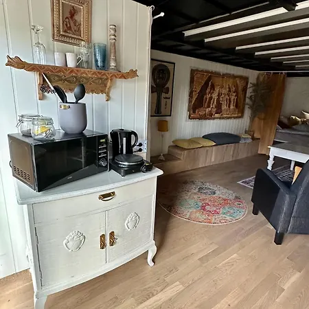 Primitiv Rustic Retreat, No Shower, Shared Toilet *