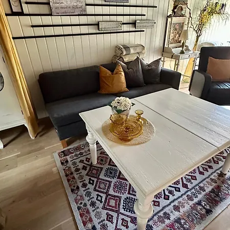 Primitiv Rustic Retreat, No Shower, Shared Toilet Eidsvoll