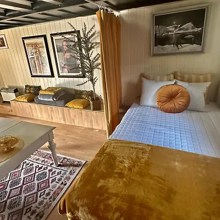 Primitiv Rustic Retreat, No Shower, Shared Toilet * Eidsvoll