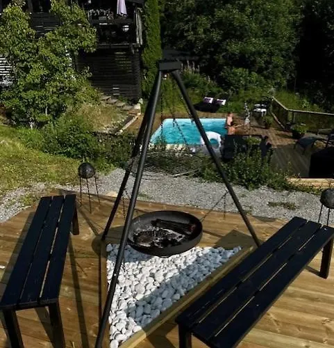 Primitive Basement Room, No Shower, Shared Toilet Séjour chez l'habitant